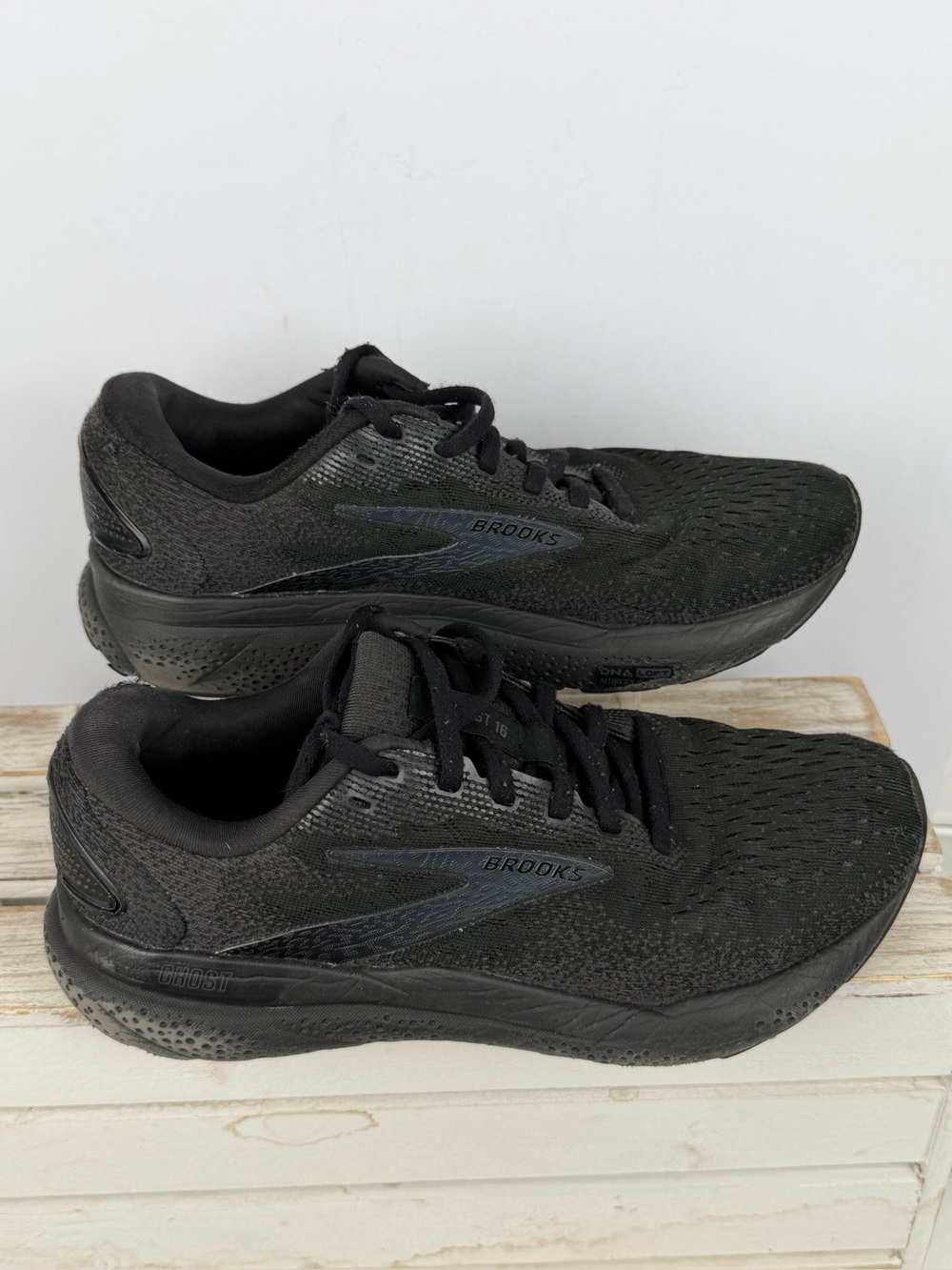 Brooks Ghost 16 running shoes iblack and ebony color way women’s size 8.5 wide D